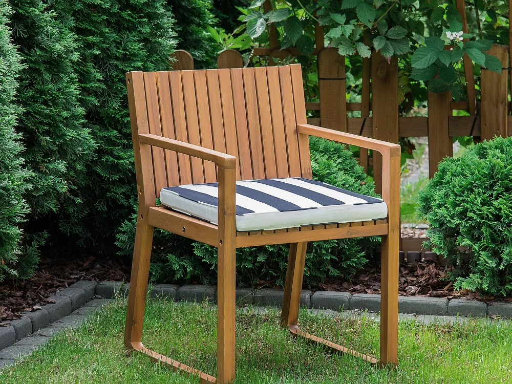 Shop Beliani 8 Kpl Setti Puutarhatuolin Pehmusteita Sini-Valkoraidallinen Sassari