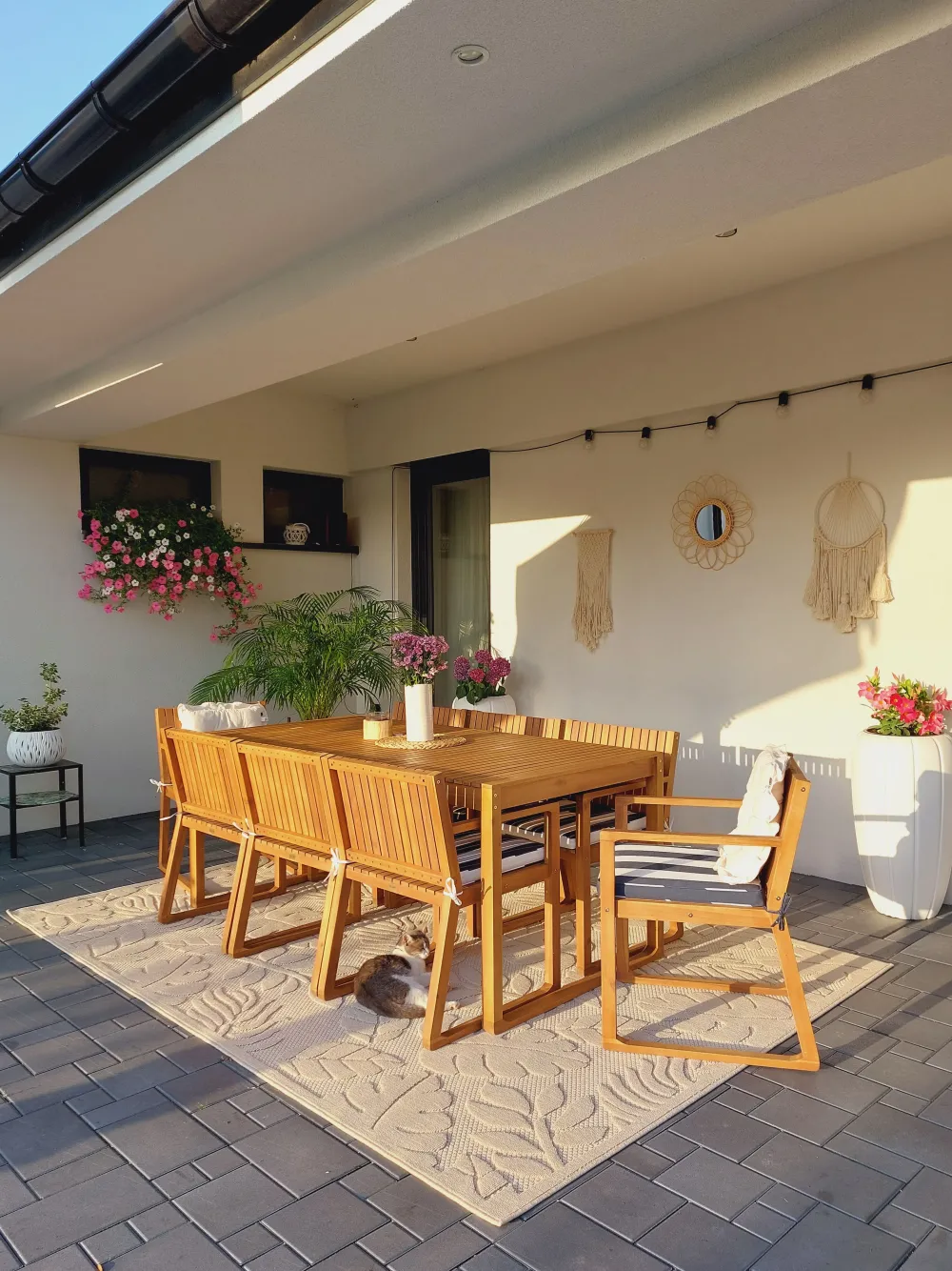 Discount Beliani 8-Istuttava Puutarhapoytasetti Sini-Valkoraidallisilla Pehmusteilla Sassari