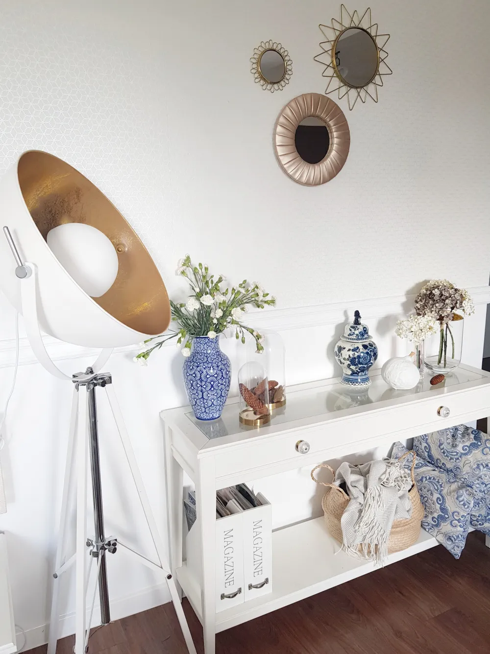 Shop Beliani Lattiavalaisin Metalli Valkoinen/Kulta Thames Ii