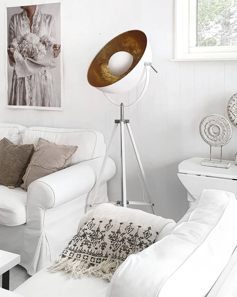 Shop Beliani Lattiavalaisin Metalli Valkoinen/Kulta Thames Ii