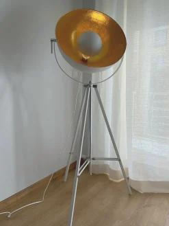 Shop Beliani Lattiavalaisin Metalli Valkoinen/Kulta Thames Ii