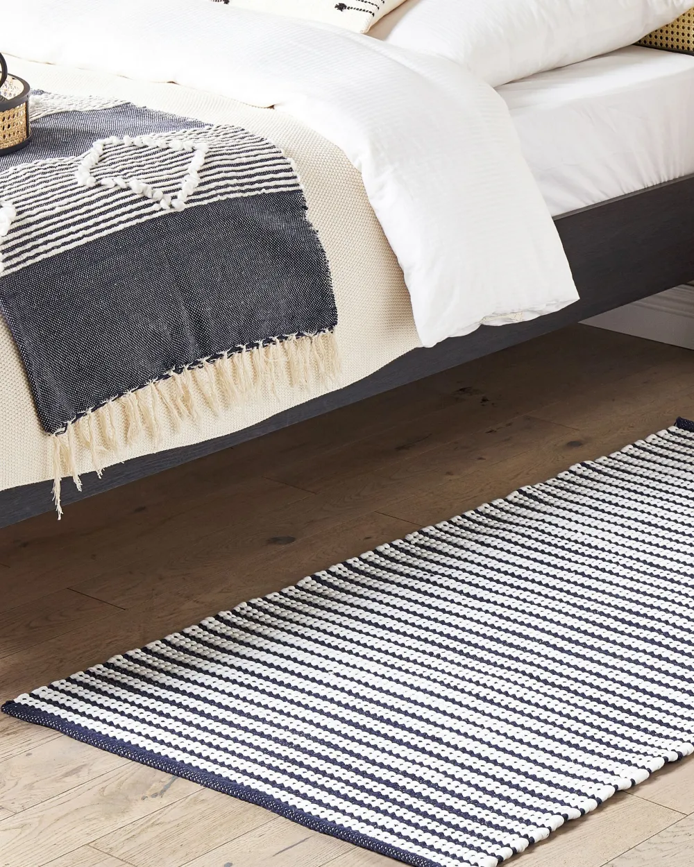 Best Sale Beliani Matto Puuvilla Valkoinen/Laivastonsininen 80 X 150 Cm Sofulu