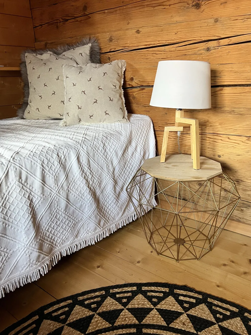 Pöydät<Beliani Sivupoyta Metalli Säilytystila Valkoinen Elida