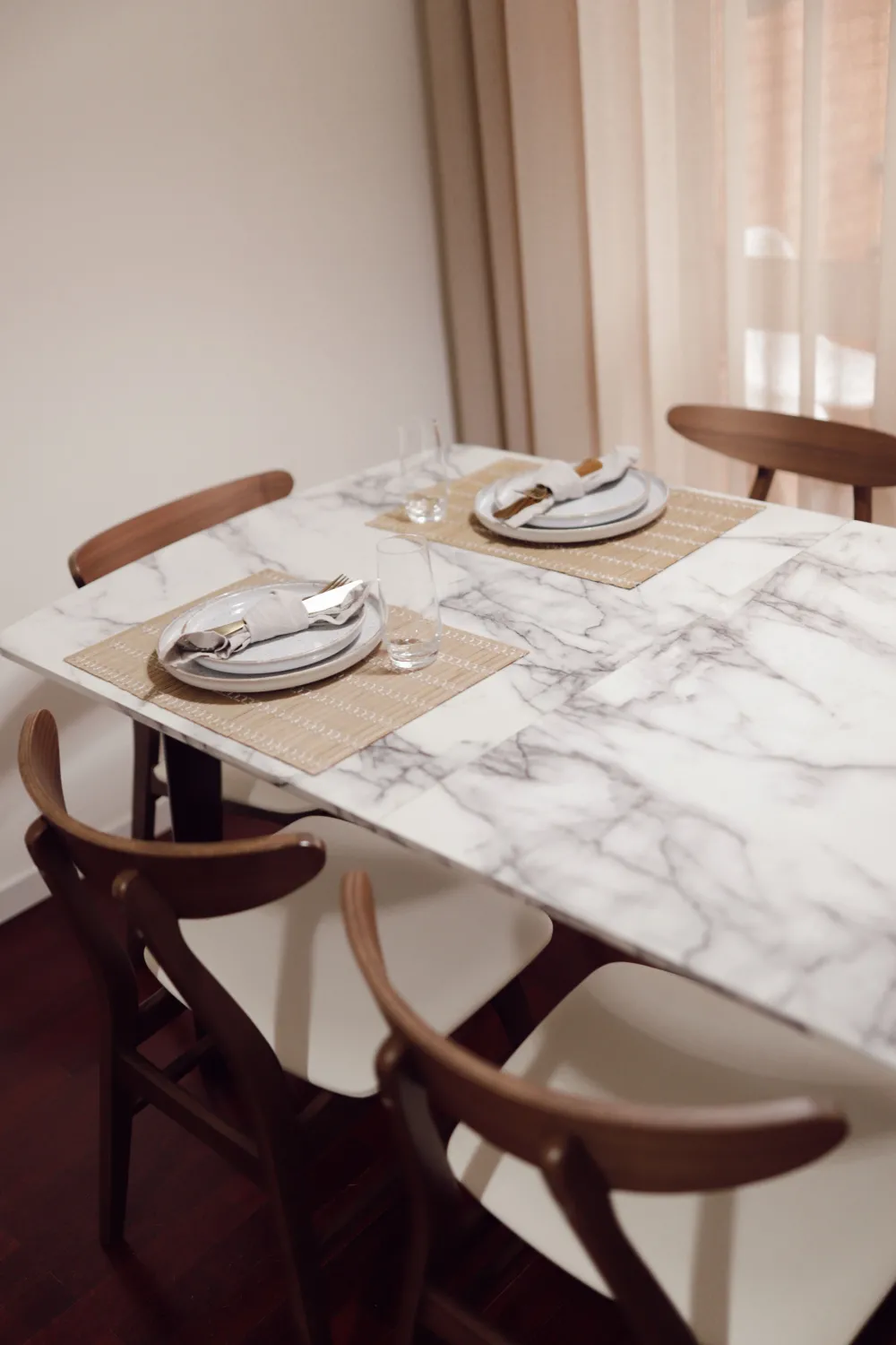 Tuolit<Beliani Tuoli Kumipuu Tumma Puu/Valkoinen 2 Kpl Lynn